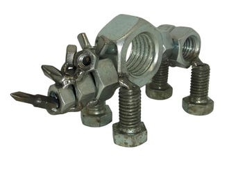 ナットとボルトで作った金属製のサイの彫刻 - Etsy 日本