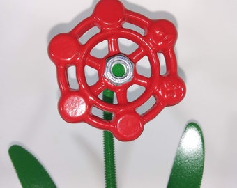 赤い金属製の蛇口の花の彫刻：リサイクルされたバレンタインギフト