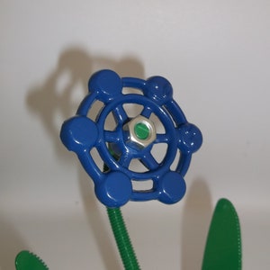 Blaue Metallblumen, skulpturales Blumendekor, Wasserhahnblume