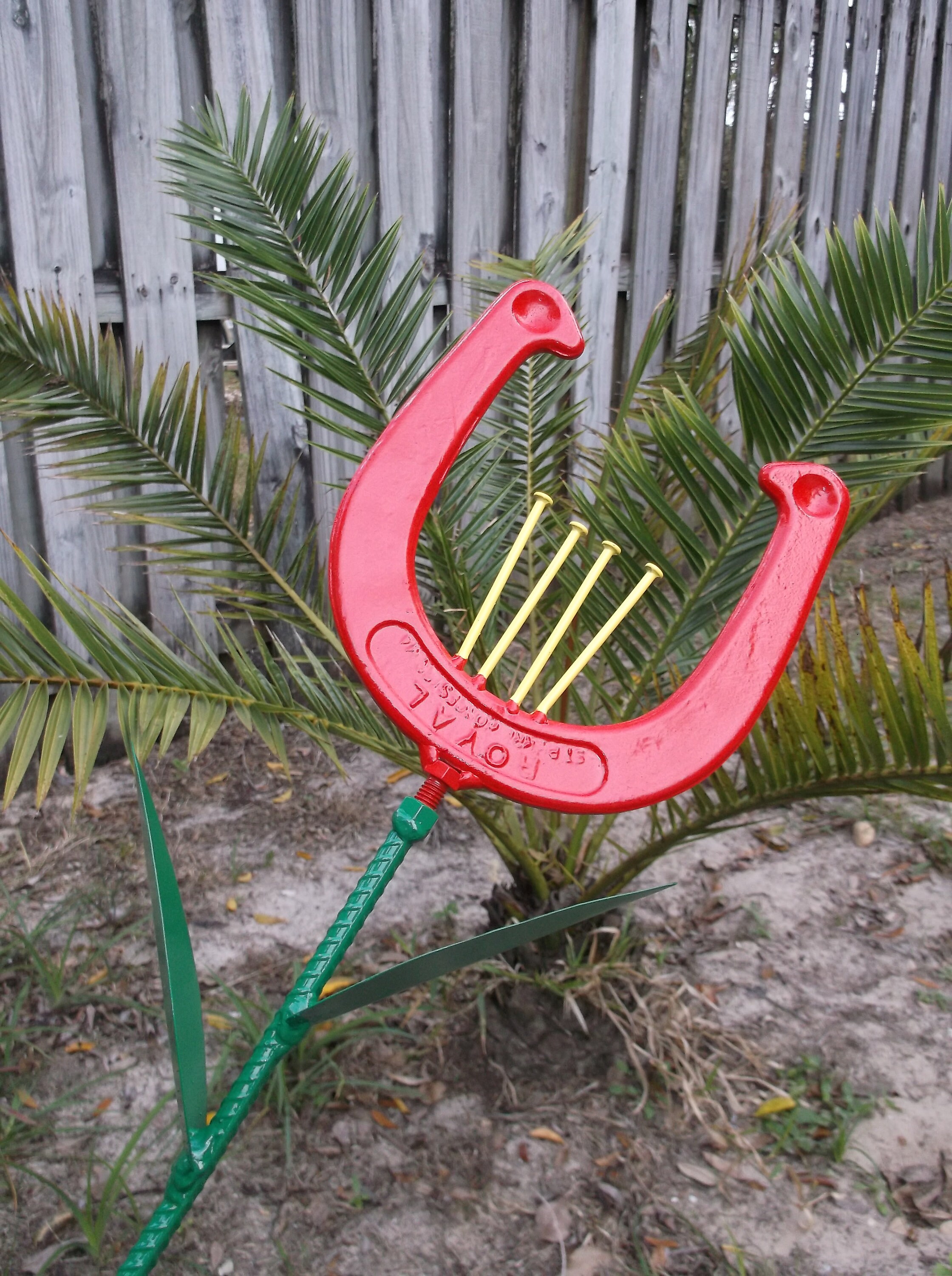 Red Horseshoe Flowers Horseshoe Garden Art Metal Yard Art Etsy