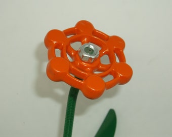 オレンジ色の金属製の花、彫刻された花の装飾、蛇口の花