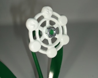 Weiße Metallblumen, skulpturales Blumendekor, Hahn-Blumen-Valentinstaggeschenk