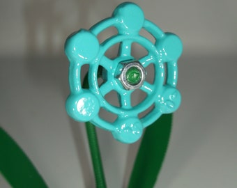 ティールブルーのメタルフラワー、彫刻された花の装飾、蛇口の花