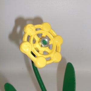 Gelbe Metallblumen, skulpturales Blumendekor, Wasserhahnblume