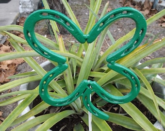 Vierblättriges Kleeblatt, geschweißtes Metallhufeisen, grünes Glücksklee, Yard Art, Gartenpfahl