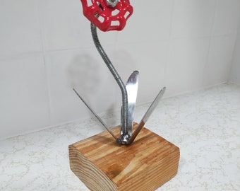 赤い金属製の花、彫刻された花の装飾、蛇口の花、バレンタインギフト