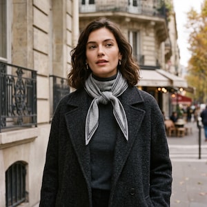 Bufanda de punto de lana merino suave, chal a rayas grises y negras, bufanda estilo universitario de estilo preppy, pashmina elegante de invierno, regalo acogedor por menos de 50