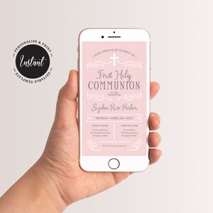 Pode incluir: Um convite digital rosa e branco para uma Primeira Comunhão. O convite apresenta uma cruz, um design floral e o texto "Primeira Comunhão da nossa filha Sophia Rose Parker". A data e a hora do evento são listadas, juntamente com o local da missa e do almoço.