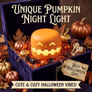 Può includere: Una luce notturna arancione a forma di zucca con un volto intagliato da jack-o'-lantern all'interno di una scatola di velluto viola scuro. La scatola contiene zucche metalliche, caramelle incartate e biscotti a chiave. Testo: UNIQUE PUMPKIN NIGHT LIGHT, BEST HALLOWEEN GIFT, CUTE & COZY HALLOWEEN VIBES!