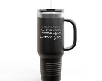 Resemugg med Common Ground Script-logotyp | Isolerad 113 cl-mugg