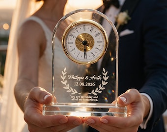 Horloge de vœux de mariage personnalisée avec plaque en cristal, cadeau de promesse, cadeau de mariage personnalisé pour les mariés, cadeau d'anniversaire avec nom et date gravés.