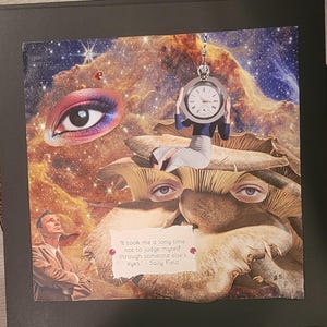 Könnte beinhalten: Ein surreales Collage-Kunstwerk mit Galaxie-Hintergrund, einem großen menschlichen Auge, einer Person mit einer Taschenuhr als Kopf, die auf einem Pilz sitzt, und einem Mann im Anzug. Ein Zettel trägt die Aufschrift: "It took me a long time not to judge myself through someone else's eyes." - Sally Field.
