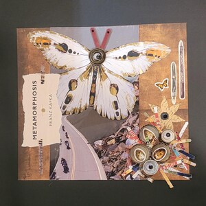 Könnte beinhalten: Eine Mixed-Media-Collage mit einem großen weißen und goldenen Schmetterling mit einem zentralen Auge, einem zerrissenen Papierstreifen mit der Aufschrift METAMORPHOSIS FRANZ KAFKA, einer kurvigen Straße, zwei Stiften und Flaschenverschlüssen.