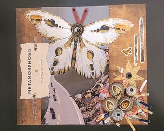 以下が含まれることがあります： 中央に目のようなアクセントがある大きな白と金の蝶、METAMORPHOSIS FRANZ KAFKAと書かれた破れた紙の帯、曲がりくねった道路、2本のペン、小さな蝶の切り抜き、そしてボトルのキャップが集まったミクストメディアコラージュ。