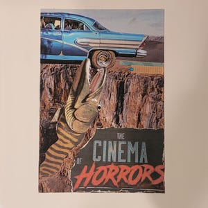 Könnte beinhalten: Ein Collage-Kunstdruck mit einem blauen Oldtimer, der an einer Felskante entlangfährt. Ein großes, gestreiftes, aalartiges Wesen taucht mit offenem Maul aus der Schlucht auf. Der Text lautet THE CINEMA OF HORRORS in blauer und roter Schrift.