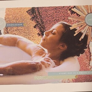 Könnte beinhalten: Ein Collage-Druck, der eine Person zeigt, die mit geschlossenen Augen in einem Schaumbad entspannt. Textelemente sind "hello", "STAYCATION", "rest" und "EVERY DAY IS A FRESH START". Der Hintergrund hat texturierte braune und orange Töne.
