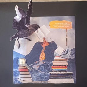 Könnte beinhalten: Eine Collage mit einem dunklen Vogel im Flug, der ein offenes Buch über einer Vulkanlandschaft trägt. Rechts ein Bücherstapel, links ein kleinerer Stapel mit einer Lupe darauf. Der Text lautet: BOOKS WON'T STAY BANNED. THEY WON'T BURN. IDEAS WON'T GO TO JAIL.
