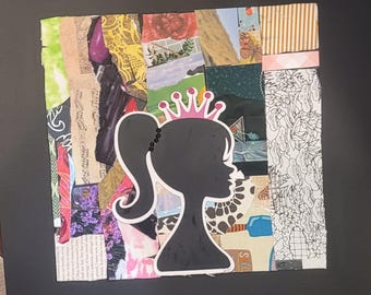 Può includere: Un'opera d'arte a collage quadrata che presenta la sagoma nera di una persona con una coda di cavallo che indossa una corona rosa. Lo sfondo è composto da vari pezzi di carta strappata in tonalità di verde, giallo, viola e nero, inclusi motivi floreali, note musicali e testo.