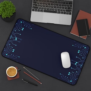 Könnte beinhalten: Eine rechteckige Schreibtischunterlage mit dunkelblauem Hintergrund und einem hellblauen Leiterplattenmuster an den linken und rechten Rändern. Die Unterlage liegt auf einer dunklen Oberfläche mit einem Laptop, einer weißen Maus und einem Notizbuch.
