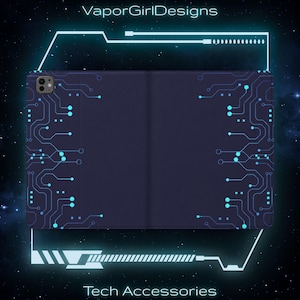 Peut inclure: Une coque de tablette violet foncé avec un motif de circuit imprimé cyan sur les côtés gauche et droit. La coque présente une découpe pour l'appareil photo en haut à gauche. Le texte VaporGirlDesigns et Tech Accessories est en cyan.
