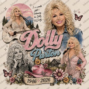 Puede incluir: Un estampado gráfico que muestra a Dolly Parton en cuatro poses diferentes, incluyendo tocando la guitarra y cantando. El texto dice In a world full of ordinary, be Dolly, Dolly Parton y 1946-2026. El diseño incluye un sombrero de vaquero rosa, mariposas y flores.