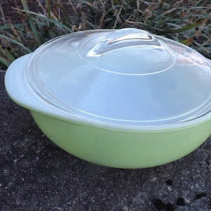 Lovely lime green 2 quart Pyrex casserole with clear lid