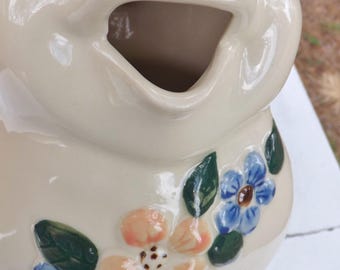 Keramische karaf Smiley Pig van Shawnee Pottery met geschilderde bloemenaccenten