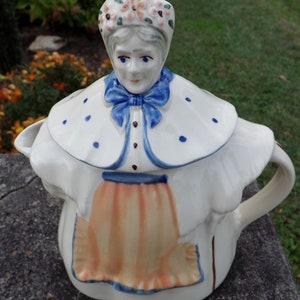Shawnee Granny Anne teapot - 1940&#39;s - peach with blue - hand painted