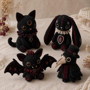 Könnte beinhalten: Vier gehäkelte Plüschfiguren aus schwarzem und dunkelrotem Garn. Das Set besteht aus einer Katze mit Mondsichel-Symbol, einem langohrigen Hasen mit Spitzenkragen, einer geflügelten Fledermaus mit Fangzähnen und einer Pestdoktor-Figur.