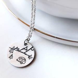Camper RV Necklace, Happy Camper Vintage Travel Trailer Jewelry with Mountain and Tree Scene, Women Who Camp Nature Travel Outdoor Road Trip zdjęcie 1