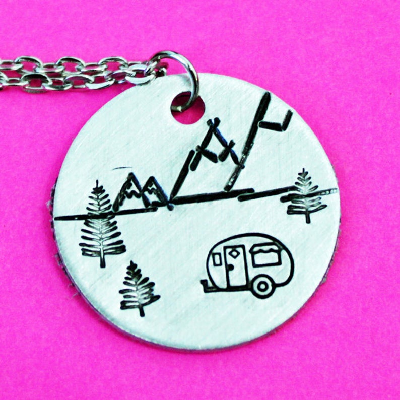 Camper RV Necklace, Happy Camper Vintage Travel Trailer Jewelry with Mountain and Tree Scene, Women Who Camp Nature Travel Outdoor Road Trip zdjęcie 3