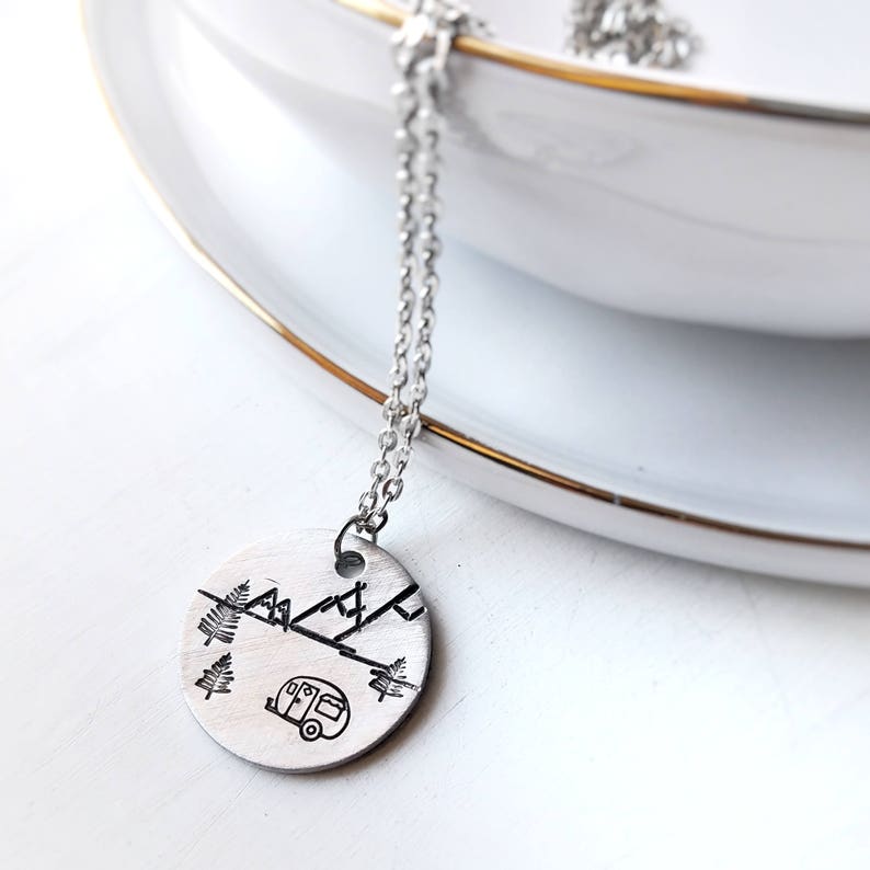 Camper RV Necklace, Happy Camper Vintage Travel Trailer Jewelry with Mountain and Tree Scene, Women Who Camp Nature Travel Outdoor Road Trip zdjęcie 1