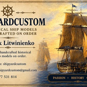 Könnte beinhalten: Eine Visitenkarte für ShipyardCustom mit einem Gemälde von zwei Segelschiffen auf dem Meer. Der Text enthält den Namen Darek Litwinienko, Kontaktdaten sowie die Wörter Passion, History, Precision. Der Hintergrund hat eine Pergamentoptik.