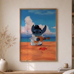 Peut inclure: Une impression d'art encadrée représentant un personnage extraterrestre bleu avec des cheveux noirs coiffés en banane, portant une combinaison blanche et jouant du ukulélé sur une plage de sable avec l'océan et un ciel nuageux.
