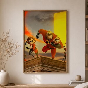Könnte beinhalten: Ein gerahmter Wandkunstdruck mit den animierten Charakteren Mr. Incredible, Elastigirl und Jack-Jack Parr in ihren roten und schwarzen Superheldenanzügen. Sie sind in einer dynamischen Pose über einem Backsteingebäude vor einem Abendhimmel zu sehen.
