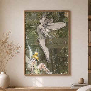 Könnte beinhalten: Ein rechteckiger Wandkunstdruck mit zwei Illustrationen einer Fee. Eine ist eine detaillierte Skizze im Profil, die andere eine farbige Darstellung derselben sitzenden Figur. Der Hintergrund ist dunkelgrün mit weißen Sternen und dem Text Fairy Dust.