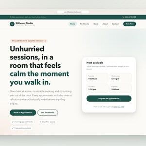 Könnte beinhalten: Eine Website-Startseite für Stillwater Studio Treatment & Wellbeing mit dunkelgrüner Kopfzeile, Navigationsmenü und Buchungsoberfläche. Der Text lautet Unhurried sessions, in a room that feels calm the moment you walk in.