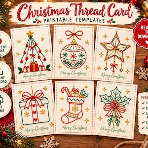 Könnte beinhalten: Sechs druckbare Weihnachtskarten-Vorlagen mit gestickten Motiven wie Tannenbaum, Christbaumkugel, Stern, Geschenk, Socke und Stechpalme. Jede Karte enthält den Schriftzug Merry Christmas in grüner Schreibschrift und Zierstiche.