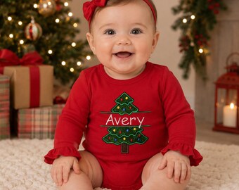 Body o camisa de bebé niña con volantes, bordados y apliques de árbol de Navidad con nombre.