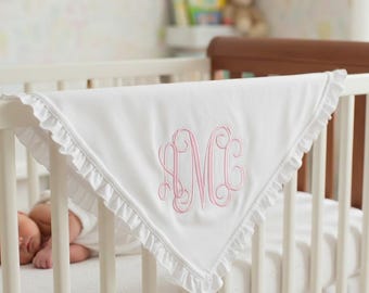 モノグラム入りの白またはピンクのフリル付きブランケット、女の子の赤ちゃんへのパーソナライズギフト