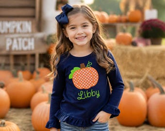 Meisjesblouse met pompoenapplicatie en borduursels, marineblauw, met ruches voor de herfst