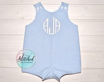 Jon Jon, traje para niño hecho a mano con cuadros vichy azules y blancos y monogramados.
