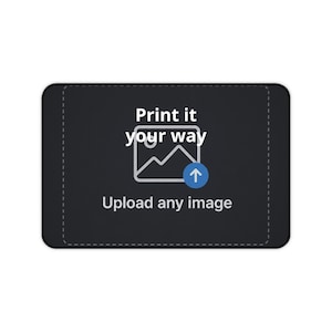 Peut inclure: Un tapis de bureau rectangulaire noir avec un graphique central blanc représentant un paysage de montagne dans un cadre carré. Le texte indique Print it your way et Upload any image, avec une icône circulaire bleue et une flèche vers le haut.