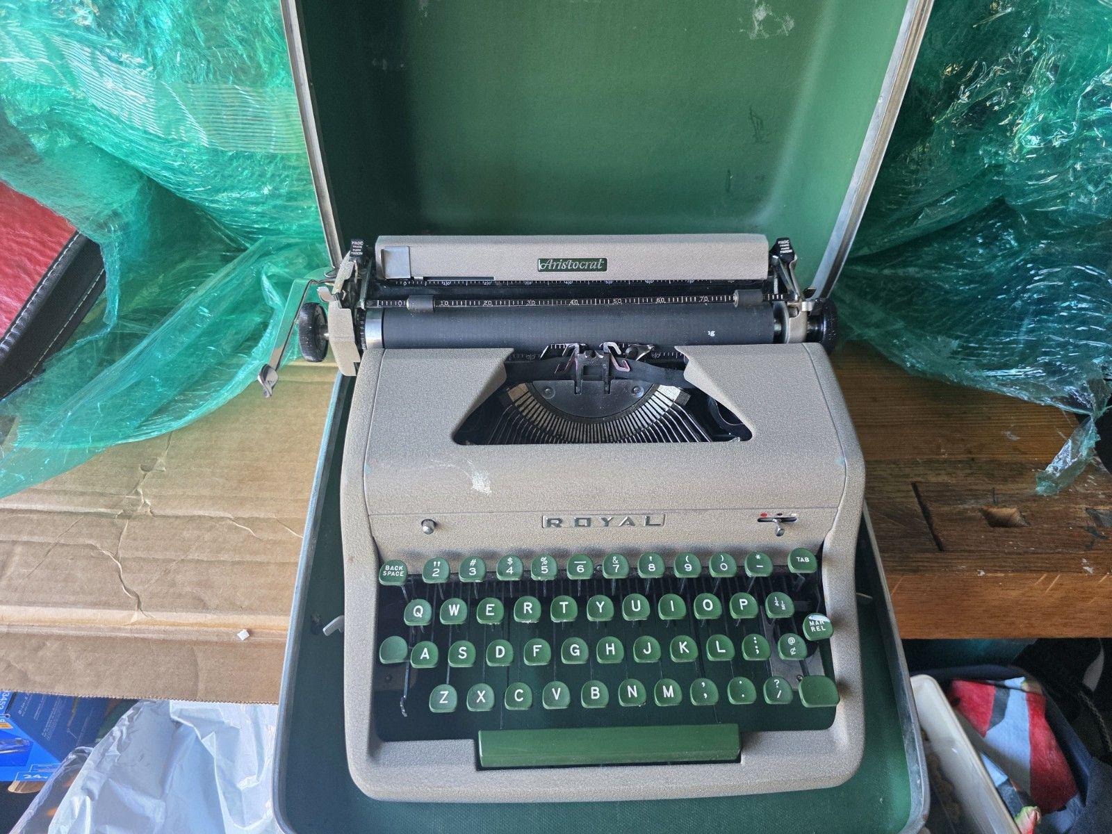 Royal Aristocrat Typewriter in Case - Etsy