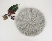 Hand knitted light grey beret in organic wool. Knit beret, beret hat, wool beret, organic beret. Fall fashion.
