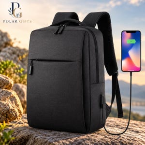 Könnte beinhalten: Ein schwarzer Rucksack mit Tragegriff, verstellbaren Schultergurten und einer Reißverschlusstasche vorne. An der Seite befindet sich ein integrierter USB-Ladeanschluss, der mit einem Smartphone verbunden ist, das ein grünes Batteriesymbol zeigt.