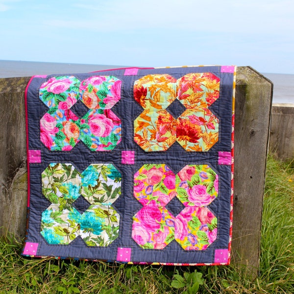 Floral Patchwork Quilt, grau rosa und blau Blumenmuster, Runde Quilt Babydecke