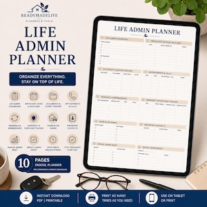 Op de afbeelding: Een digitale Life Admin Planner op een tabletscherm, met tien secties waaronder een dashboard, deadlines, documenttracker en contactenlijst. De lay-out gebruikt een beige en donkerblauw kleurenschema met duidelijke koppen en iconen.