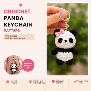 Pode incluir: Um download digital em PDF para um padrão de porta-chaves de panda em croché. O design apresenta um pequeno panda recheado com fio preto e branco, com olhos pretos, bochechas cor-de-rosa e um pequeno laço cor-de-rosa na cabeça.