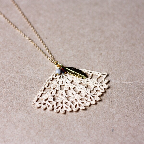 Lang hanger ketting gemaakt van beige ecru kant en messing veer